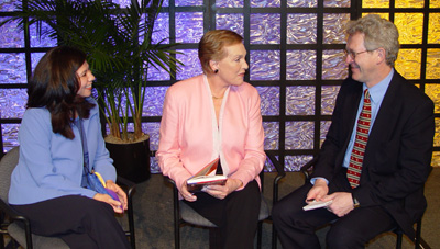 Julie Andrews chats with Gloria Meraz of Texas Library
Journal and American Libraries' Leonard Kniffel